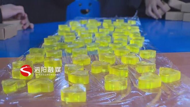 半岛体育：“匠心打造爱在指间”DIY手工皂给妈妈一份特别的礼物(图4)