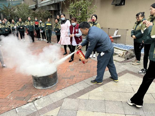 半岛体育：芳草街街道组织开展“职工创享营”送课进企业活动(图1)